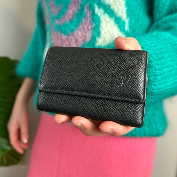 Louis Vuitton Black Taiga Leather 6 Key Holder - Picture 7 of 9